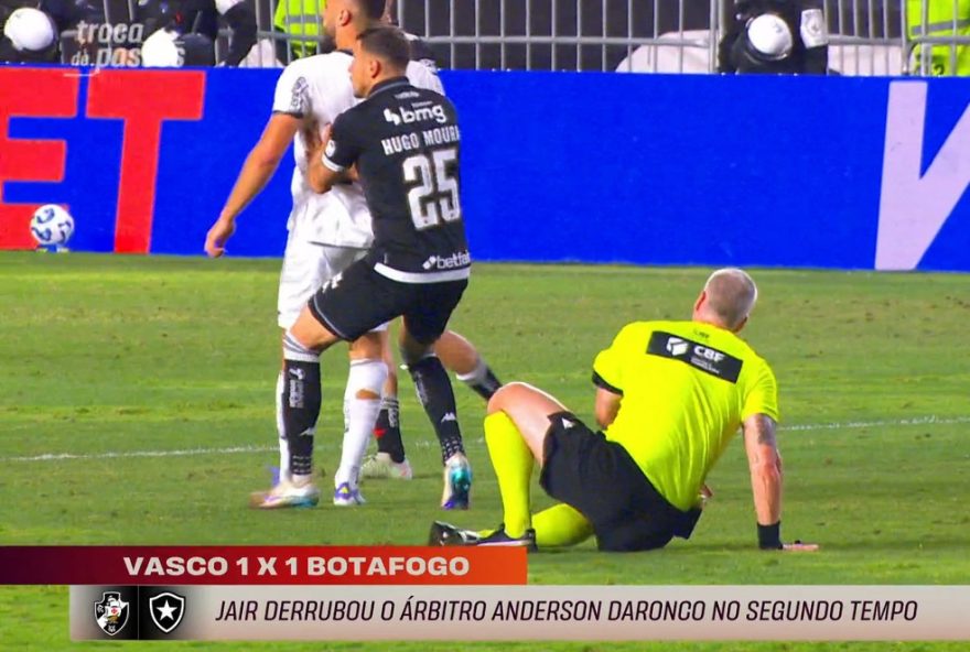 vasco-x-botafogo3A-polemica-falta-de-jair-em-arbitro-e-analise-de-especialista