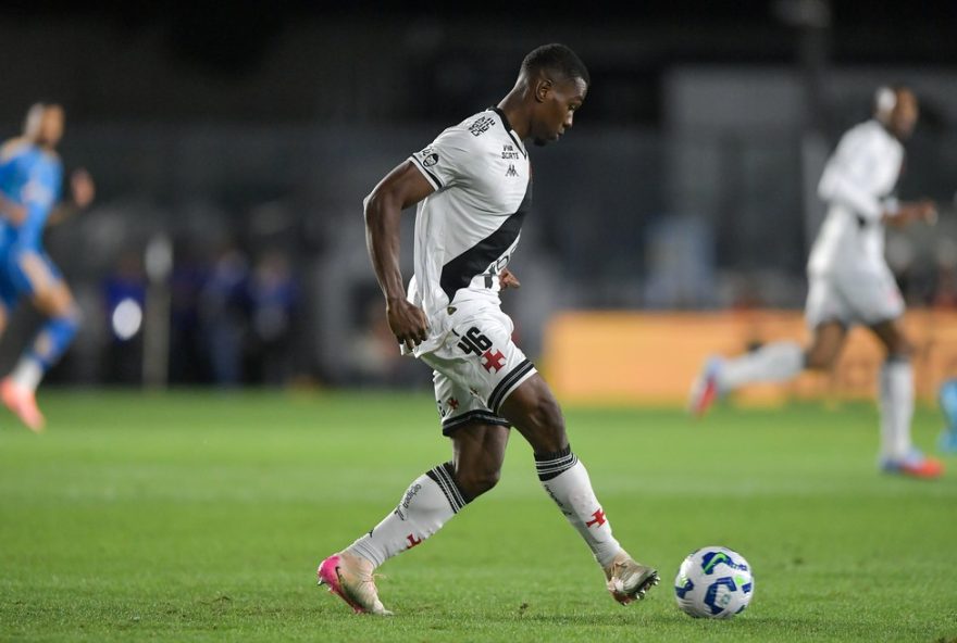 RJ - RIO DE JANEIRO - 27/09/2025 - BRASILEIRO A 2025, VASCO X CRUZEIRO - Cuesta jogador do Vasco durante partida contra o Cruzeiro no estadio Sao Januario pelo campeonato Brasileiro A 2025. Foto: Thiago Ribeiro/AGIF