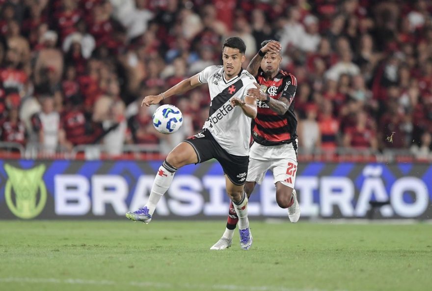 RJ - RIO DE JANEIRO - 21/09/2025 - BRASILEIRO A 2025, FLAMENGO X VASCO - Bruno Henrique jogador do Flamengo disputa lance com Lucas Oliveira jogador do Vasco durante partida no estadio Maracana pelo campeonato Brasileiro A 2025. Foto: Thiago Ribeiro/AGIF