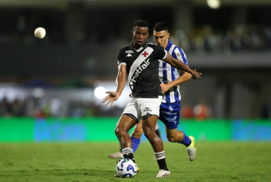 vasco3A-thiago-mendes-completa-dois-meses-sem-jogar-e-busca-espaco-no-time-titular AL - MACEIO - 30/07/2025 - COPA DO BRASIL 2025, CSA X VASCO - Thiago Mendes jogador do Vasco durante a partida entre CSA e Vasco no Estadio Rei Pele em Maceio (AL), pela Copa do Brasil 2025. Foto: Marlon Costa/AGIF