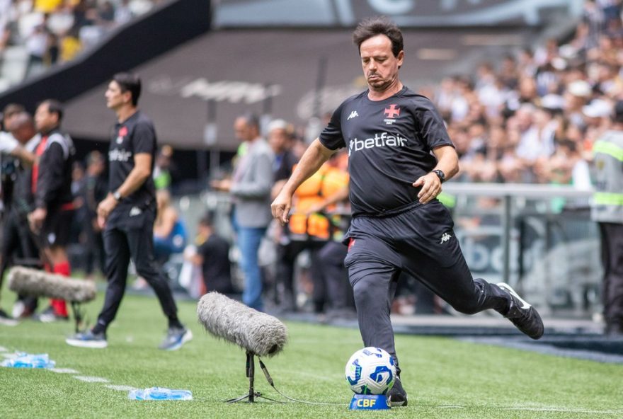 MG - BELO HORIZONTE - 07/12/2025 - BRASILEIRO A 2025, ATLETICO-MG X VASCO - Fernando Diniz tecnico do Vasco durante partida contra o Atletico-MG no estadio Arena MRV pelo campeonato Brasileiro A 2025. Foto: Fernando Moreno/AGIF