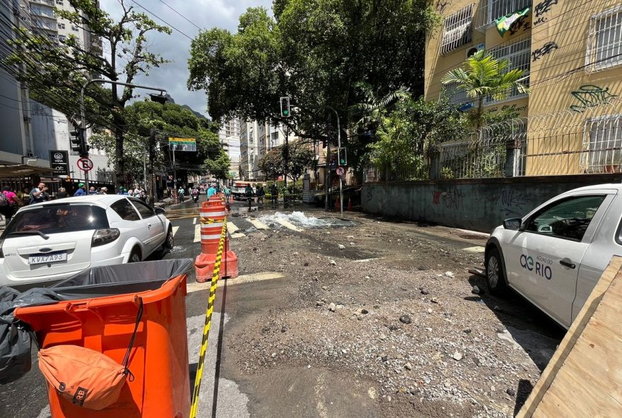 vazamento-de-agua-em-botafogo-caos-e-transtornos-na-rua-sao-clemente-equipes-trabalham-para-controlar-a-situacao-e-reparar-tubulacao-danificada-evite-a-regiao-e-siga-rotas-alternativas vazamento-de-agua-em-botafogo-caos-e-transtornos-na-rua-sao-clemente-equipes-trabalham-para-controlar-a-situacao-e-reparar-tubulacao-danificada-evite-a-regiao-e-siga-rotas-alternativas