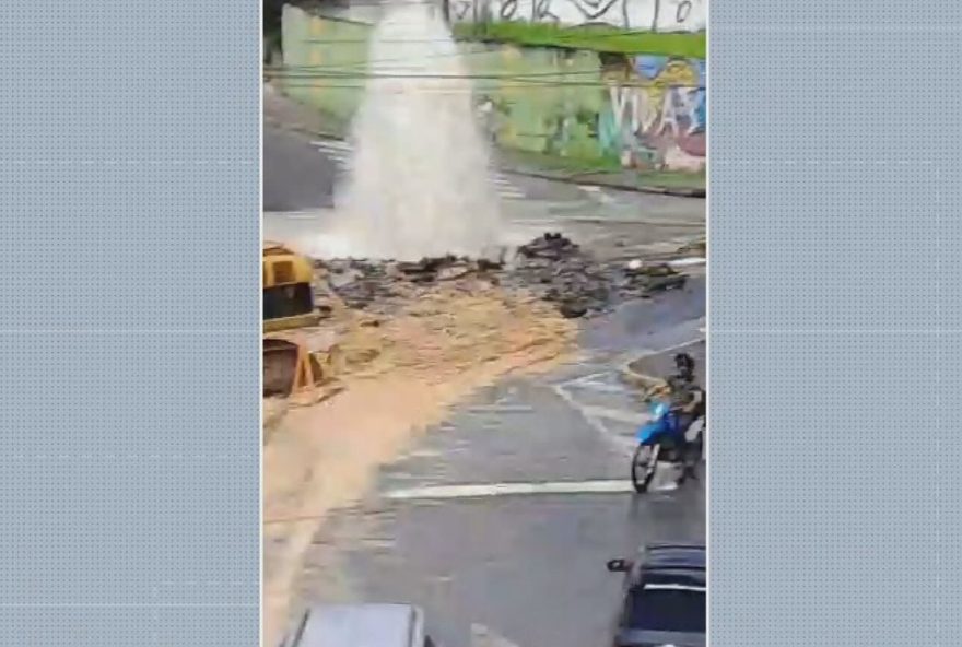 vazamento-no-recife3A-agua-jorra-mais-alto-que-poste-veja-video-e-impacto.-medidas-adotadas-pela-compesa-para-conter-transtornos