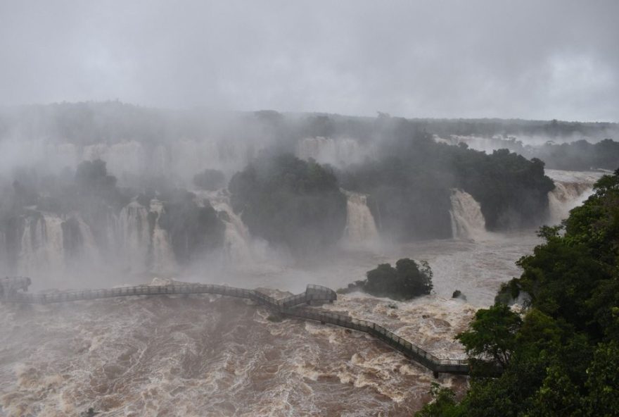 vazao-cinco-vezes-acima-da-media-fecha-passarela-nas-cataratas-do-iguacu