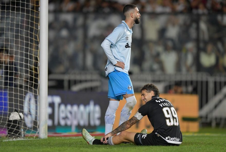 RJ - RIO DE JANEIRO - 19/07/2025 - BRASILEIRO A 2025, VASCO X GREMIO - Vegetti jogador do Vasco lamenta durante partida contra o Gremio no estadio Sao Januario pelo campeonato Brasileiro A 2025. Foto: Thiago Ribeiro/AGIF