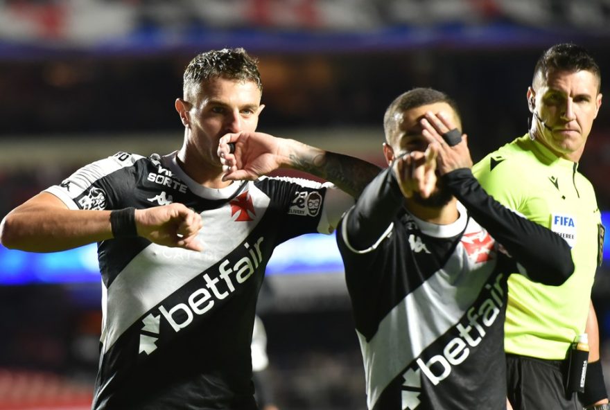 vegetti-pressiona-coutinho-para-renovar-com-o-vasco-e-brinca3A-22se-nao-ficar2C-vou-matar-ele22-confira-o-bom-humor-do-atacante-e-a-evolucao-da-equipe-sob-o-comando-de-diniz