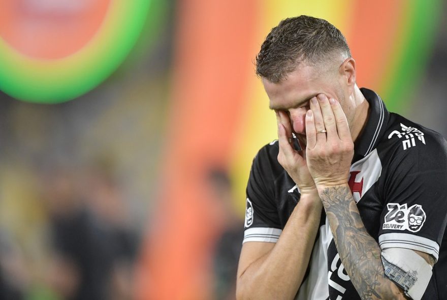 vegetti3A-da-euforia-ao-choro-na-final-da-copa-do-brasil3A-veja-reacoes-apos-vice-do-vasco RJ - RIO DE JANEIRO - 21/12/2025 - COPA DO BRASIL 2025, VASCO X CORINTHIANS - Vegetti jogador do Vasco lamenta derrota ao final da partida contra o Corinthians no estadio Maracana pelo campeonato Copa Do Brasil 2025. Foto: Thiago Ribeiro/AGIF