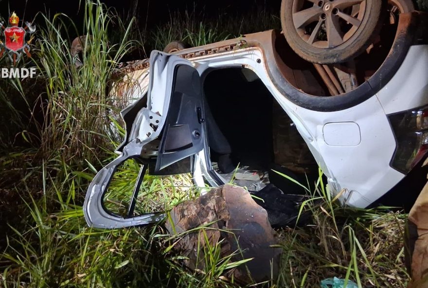 veiculo-capota-e-deixa-tres-pessoas-feridas-na-br-020 veiculo-capota-e-deixa-tres-pessoas-feridas-na-br-020