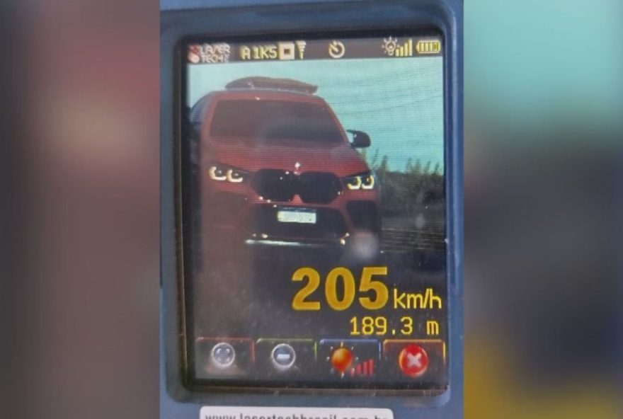 veiculo-e-multado-por-excesso-de-velocidade-em-trecho-de-130-km2Fh3A-riscos-e-penalidades veiculo-e-multado-por-excesso-de-velocidade-em-trecho-de-130-km2Fh3A-riscos-e-penalidades