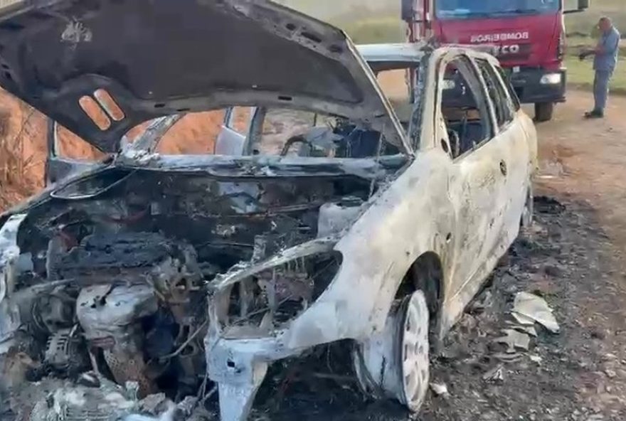 veiculo-pega-fogo-em-estrada-de-sao-pedro-sp3A-corpo-de-bombeiros-age-rapidamente-para-conter-incendio-e-evitar-danos-maiores