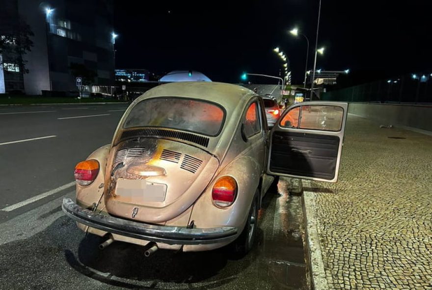 veiculo-pega-fogo-em-frente-ao-palacio-do-planalto3A-volkswagen-fusca-de-1973-e-salvo-por-populares