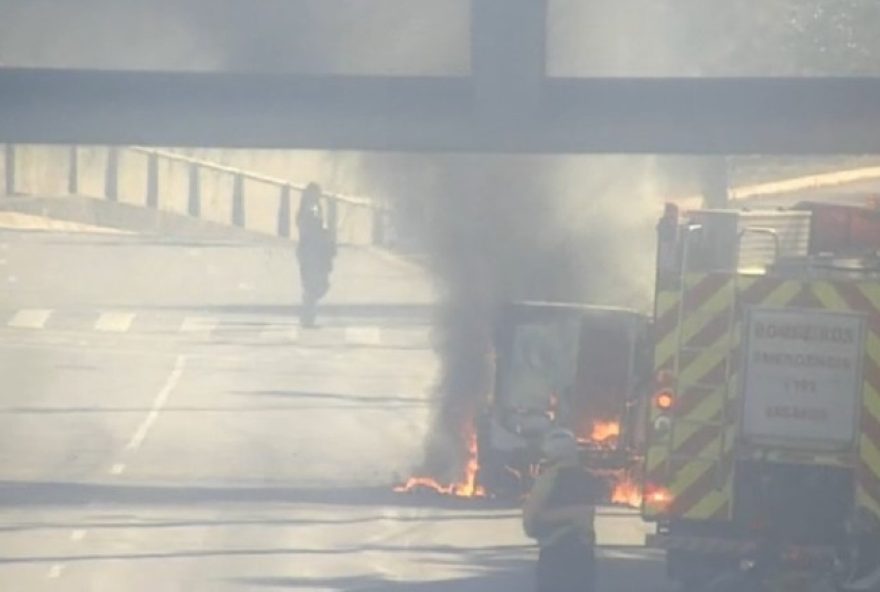veiculo-pega-fogo-na-avenida-juscelino-kubitschek-em-sao-paulo3A-bombeiros-agem-rapidamente-para-evitar-danos-maiores