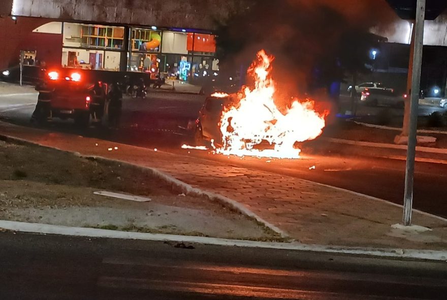 veiculo-pega-fogo-no-viaduto-dos-barranqueiros-em-petrolina3A-motorista-nao-percebe-incendio2C-diz-prf veiculo-pega-fogo-no-viaduto-dos-barranqueiros-em-petrolina3A-motorista-nao-percebe-incendio2C-diz-prf