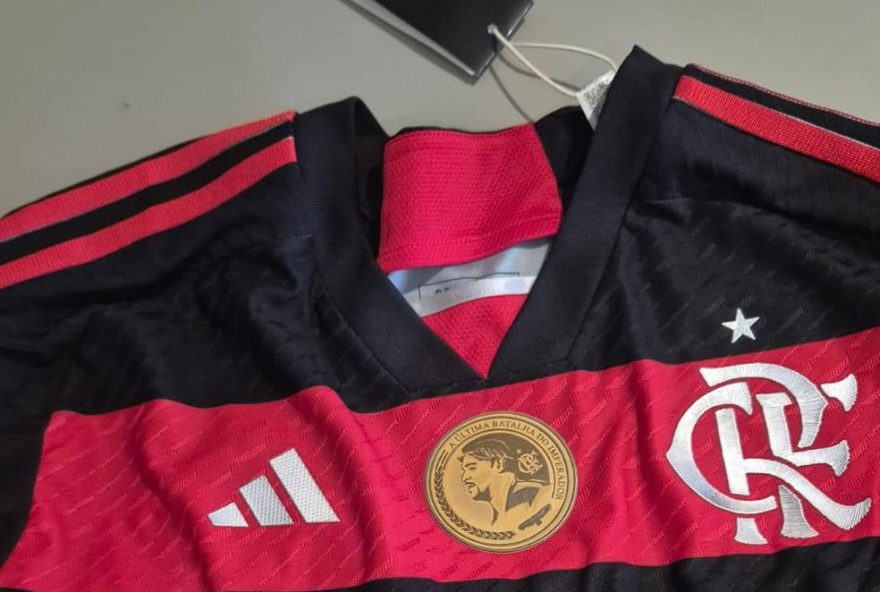 veja-em-detalhes-a-emocionante-camisa-do-flamengo-na-despedida-de-adriano-imperador