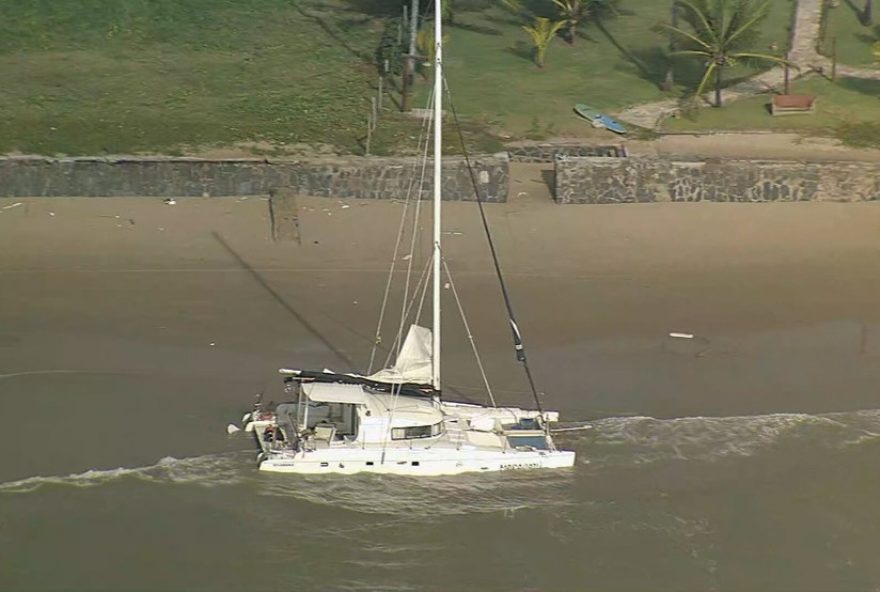 veleiro-inscrito-na-refeno-encalha-em-pedra-na-praia-de-serrambi3B-video-atualizado