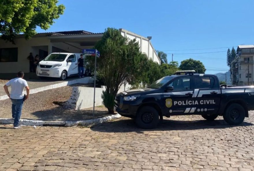velorio-em-encantado-e-interrompido-apos-pedido-da-policia-para-necropsia-de-jovem-morto-por-choque-eletrico-rs velorio-em-encantado-e-interrompido-apos-pedido-da-policia-para-necropsia-de-jovem-morto-por-choque-eletrico-rs