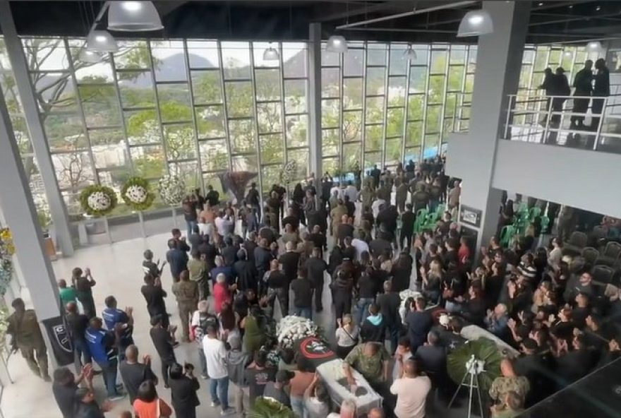 velorio-pms-bope-mortos3A-resposta-sera-dada-aos-herois-da-megaoperacao velorio-pms-bope-mortos3A-resposta-sera-dada-aos-herois-da-megaoperacao