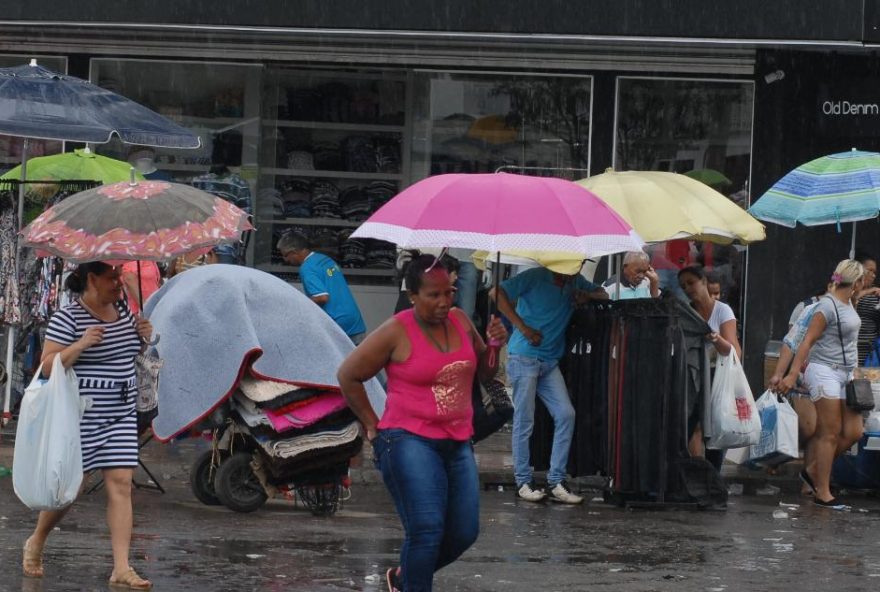 Comércio comemora aumento nas vendas de fim de ano. Região da Rua 44 ontem estava tranquila, diferente do que se vê nos finais de semana. Foto: Walter Peixoto