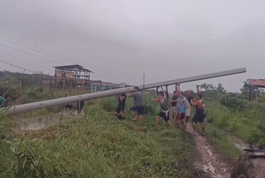 vendaval-causa-estragos-em-muana2C-marajo3A-poste-e-casas-derrubados vendaval-causa-estragos-em-muana2C-marajo3A-poste-e-casas-derrubados