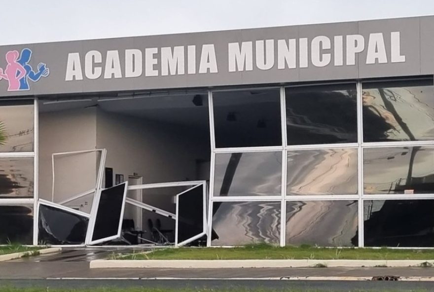 vendaval-causa-estragos-em-queiroz3A-autoridades-locais-atuam-na-recuperacao vendaval-causa-estragos-em-queiroz3A-autoridades-locais-atuam-na-recuperacao