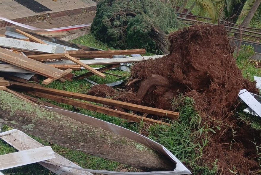vendaval-destroi-dois-vizinhos2C-no-parana3A-250-imoveis-destelhados-e-semaforos-caidos