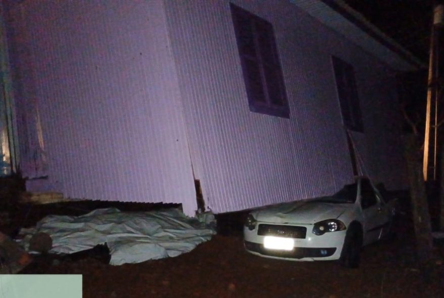 vendaval-em-barra-bonita3A-casa-de-madeira-pousa-sobre-carro-apos-temporal-e-causa-estragos-na-regiao.-previsao-de-mais-chuvas-e-ventos-intensos-em-santa-catarina