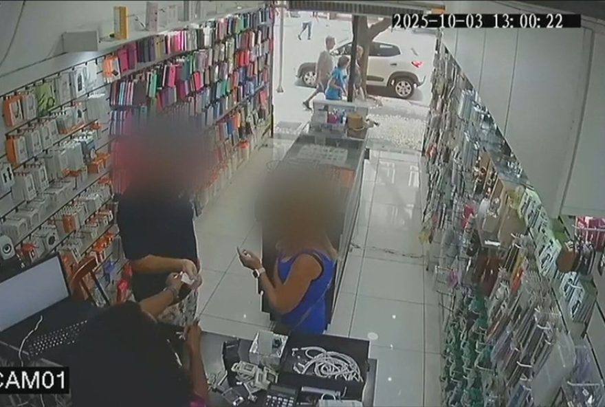 vendedora-e-presa-por-desviar-r24-50-mil-de-loja-com-maquina-de-cartao-propria