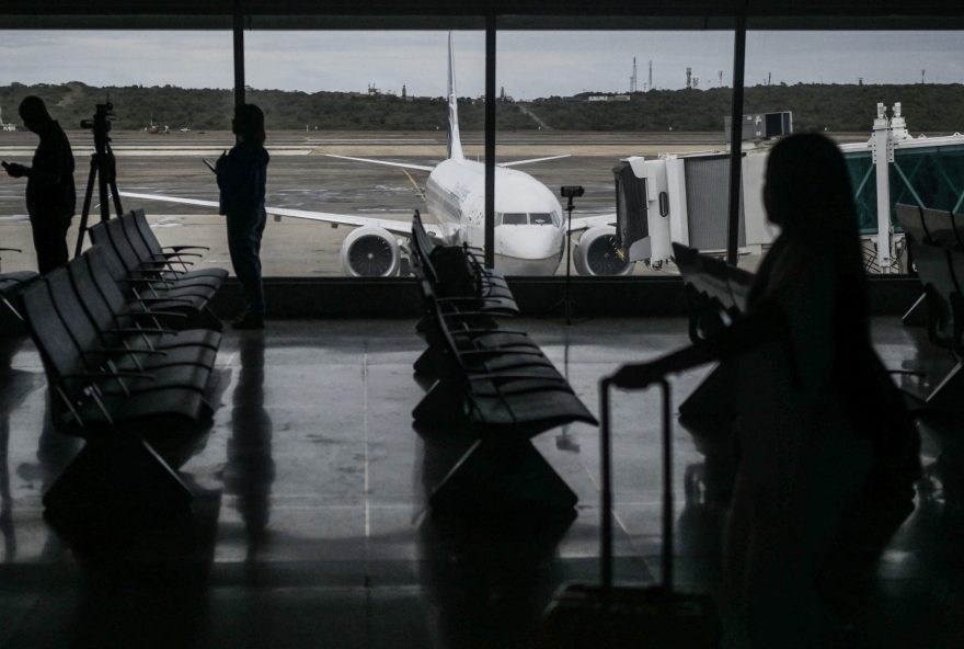 venezuela-revoga-licencas-de-companhias-aereas