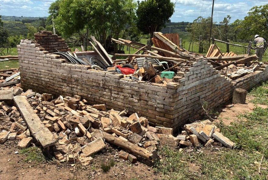 ventania-causa-estragos-em-pinheiro-machado3A-reconstrucao-e-solidariedade-apos-fenomeno-climatico-com-rajadas-de-100-km2Fh