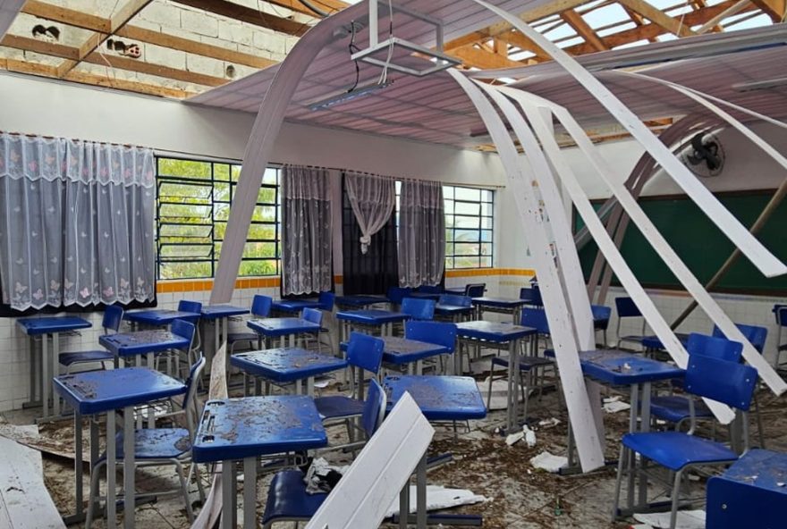 ventania-em-caraguatatuba-destroi-telhado-de-escola3A-fotos-impressionantes.-aulas-suspensas-para-quase-22-mil-alunos