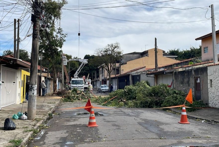 vento-forte-derruba-postes-e-arvores-em-sao-jose-dos-campos3A-moradores-impactados-e-intervencao-da-concessionaria.-medidas-de-seguranca-sao-alertadas-pela-defesa-civil