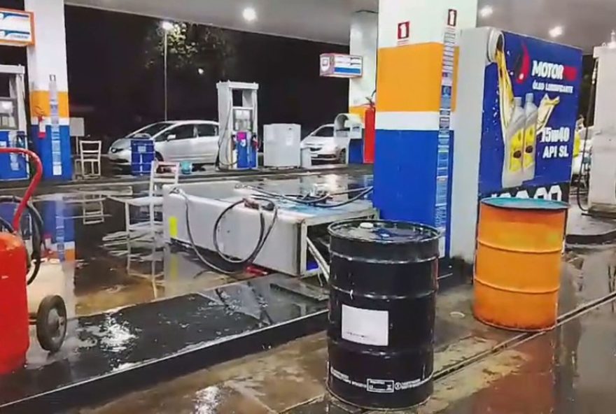 vento-forte-e-chuva-danificam-bombas-em-posto-no-df3A-veja-videos
