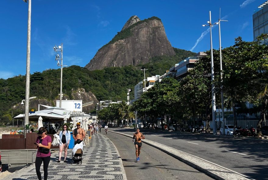 veranico-atipico-no-rio-de-janeiro3A-multidao-nas-praias-e-megaoperacao-de-seguranca