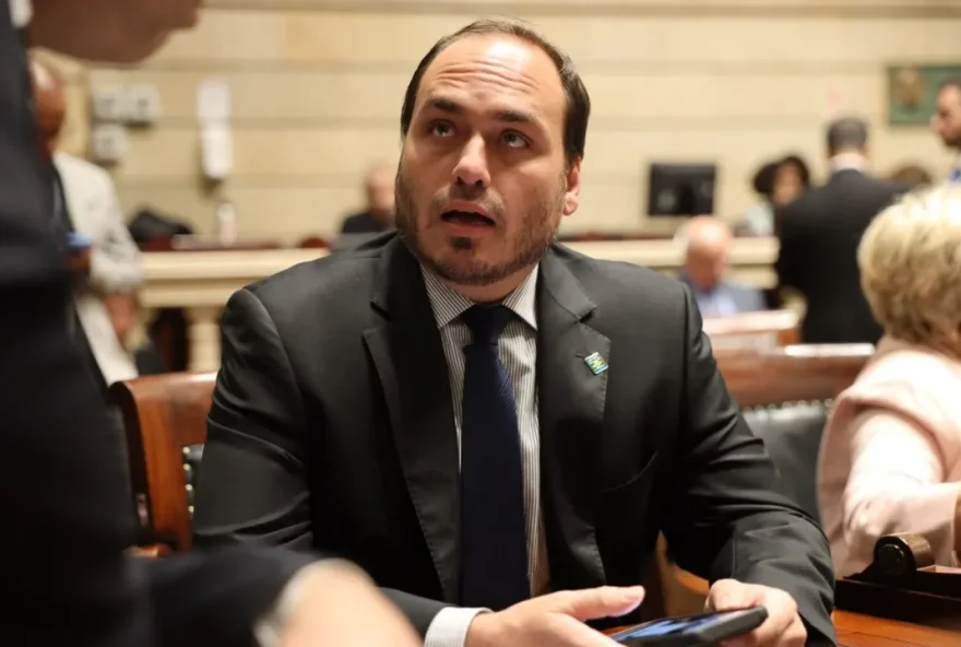 vereador-carlos-bolsonaro-renuncia-cargo-no-rio-de-janeiro-apos-7-mandatos