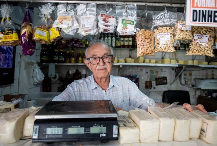 vereador-de-fortaleza-homenageia-comerciante-vivo-por-engano3A-licoes-sobre-checagem-de-informacoes-e-responsabilidade-na-comunicacao