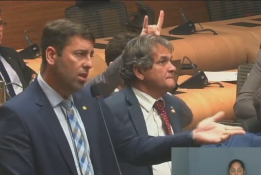 vereador-denuncia-colega-por-ameaca-de-morte-apos-gesto-de-chifre-na-camara-do-recife