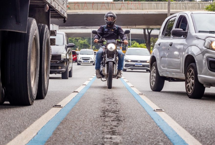 vereador-propoe-faixa-exclusiva-para-motociclistas-em-santos3A-saiba-mais