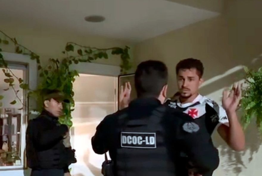 vereador-salvino-oliveira-e-preso-suspeito-de-negociar-com-traficante-doca-para-campanha-eleitoral-na-gardenia-azul vereador-salvino-oliveira-e-preso-suspeito-de-negociar-com-traficante-doca-para-campanha-eleitoral-na-gardenia-azul