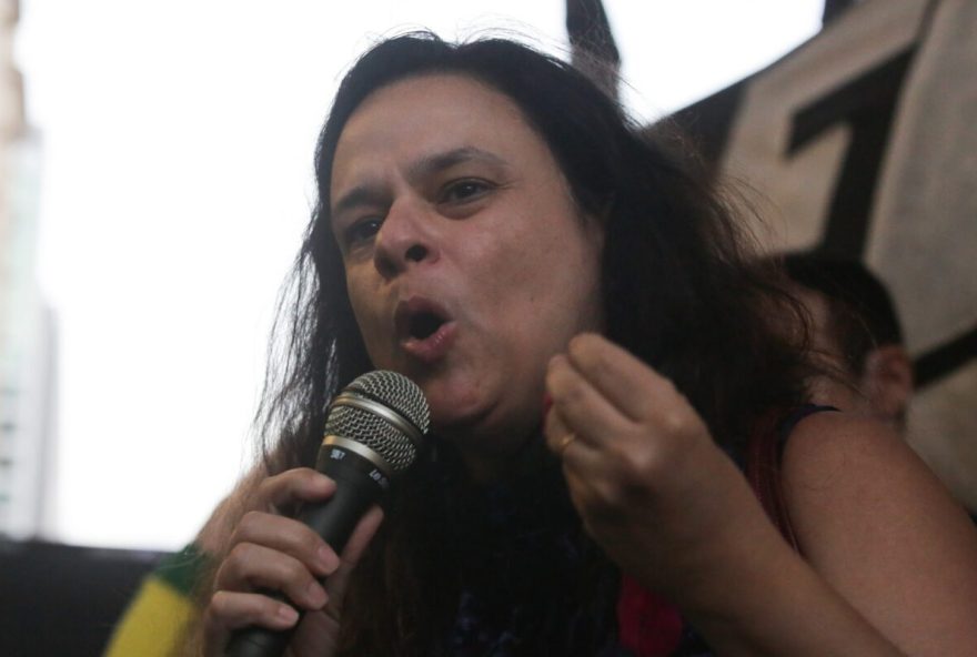 São Paulo (SP) - 08/02/2022 - Protesto contra o passaporte da vacina na Avenida Paulista em SP - Janaina Paschoal (PSL), durante protesto contra o passaporte da vacina, em frente ao prédio da Gazeta na Avenida Paulista, região central de São Paulo, nesta noite de terça-feira, 08. Foto: Fábio Vieira/Metrópoles