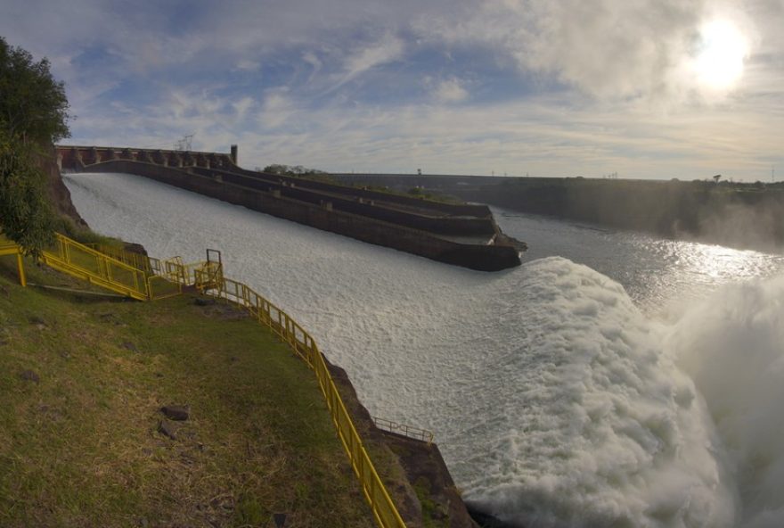 vertedouro-da-itaipu-e-aberto-apos-chuvas-intensas-assista-ao-video