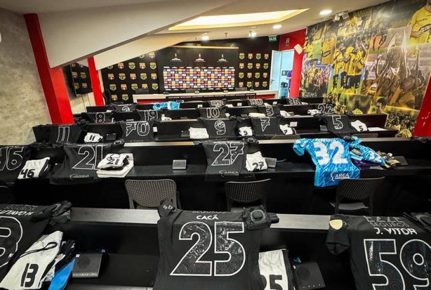 vestiario-alagado-do-corinthians-no-equador3A-equipe-improvisa-na-sala-de-imprensa-antes-de-jogo-decisivo-pela-pre-libertadores