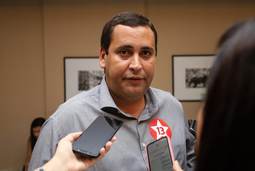 veto-a-supersalarios3A-pt-destaca-diferenca-entre-lula-e-bolsonaro PORTAL/ POLÍTICA
Anúncio do apoio formal da Rede Sustentabilidade à candidatura de Jerônimo Rodrigues (PT)
Na foto: Éden Valadares, presidente do PT- BA
Foto: Rafaela Araújo/ Ag. A Tarde
Data: 25/10/2022