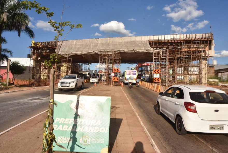 Todo trecho permanece com sinalização vertical para orientação dos motoristas que passam regularmente pelo local