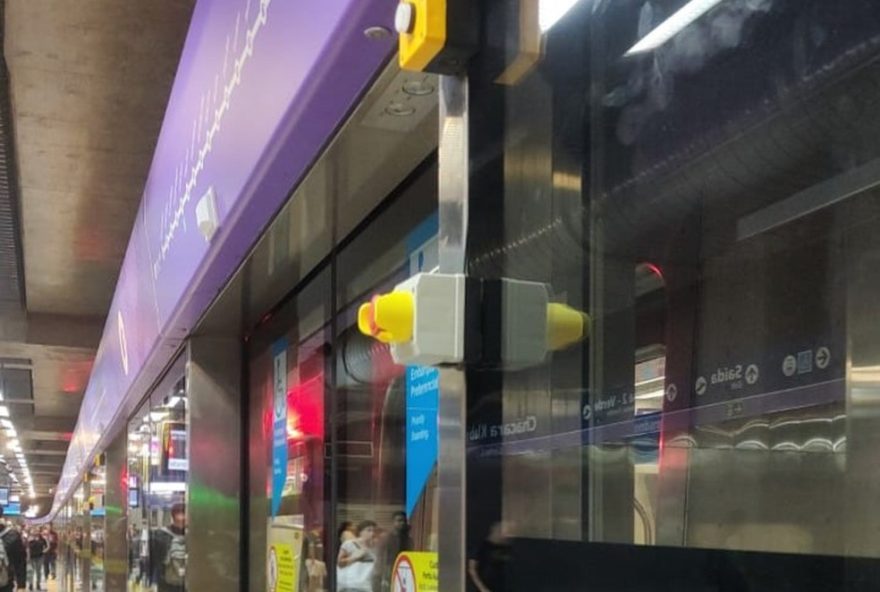viamobilidade-testa-novo-botao-de-seguranca-nas-portas-da-linha-5-lilas-do-metro-em-sp3A-medidas-apos-acidente
