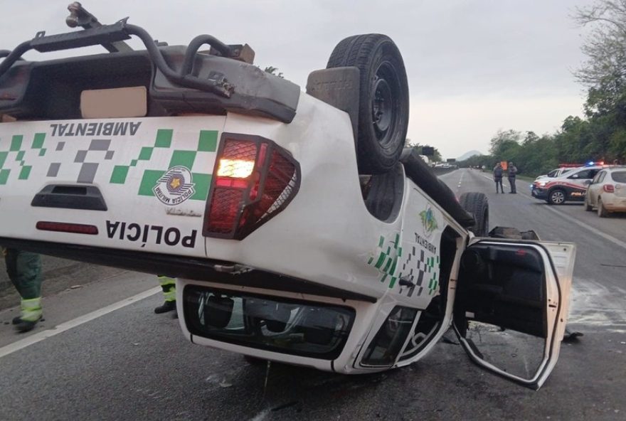 viatura-da-pm-ambiental-capota-na-via-anchieta3A-motorista-ferido-em-cubatao.-saiba-como-prevenir-acidentes-nas-estradas