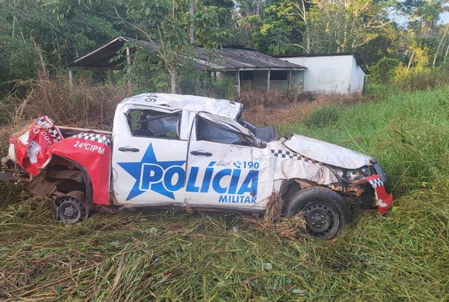 viatura-da-pm-capota-na-br-230-entre-itupiranga-e-maraba3A-policiais-ficam-feridos