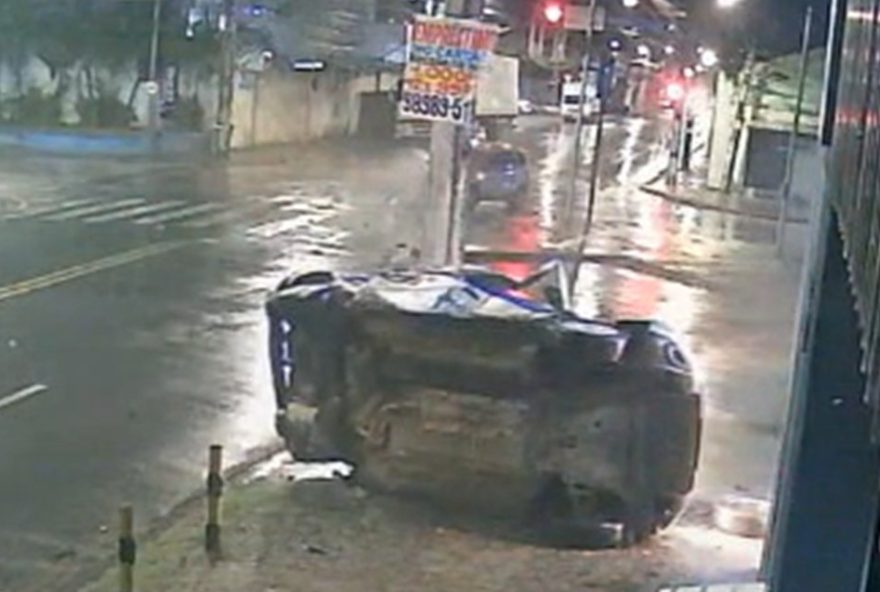 viatura-da-pm-e-arremessada-contra-poste-apos-acidente-fatal3B-policial-morre viatura-da-pm-e-arremessada-contra-poste-apos-acidente-fatal3B-policial-morre