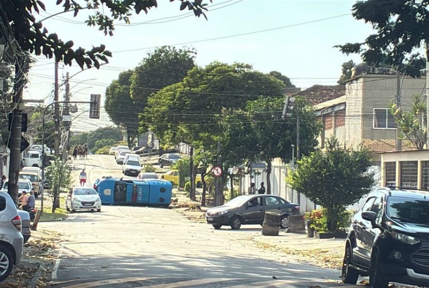 viatura-da-pm-tomba-em-cordovil2C-rio-de-janeiro3A-policiais-saem-ilesos-no-acidente