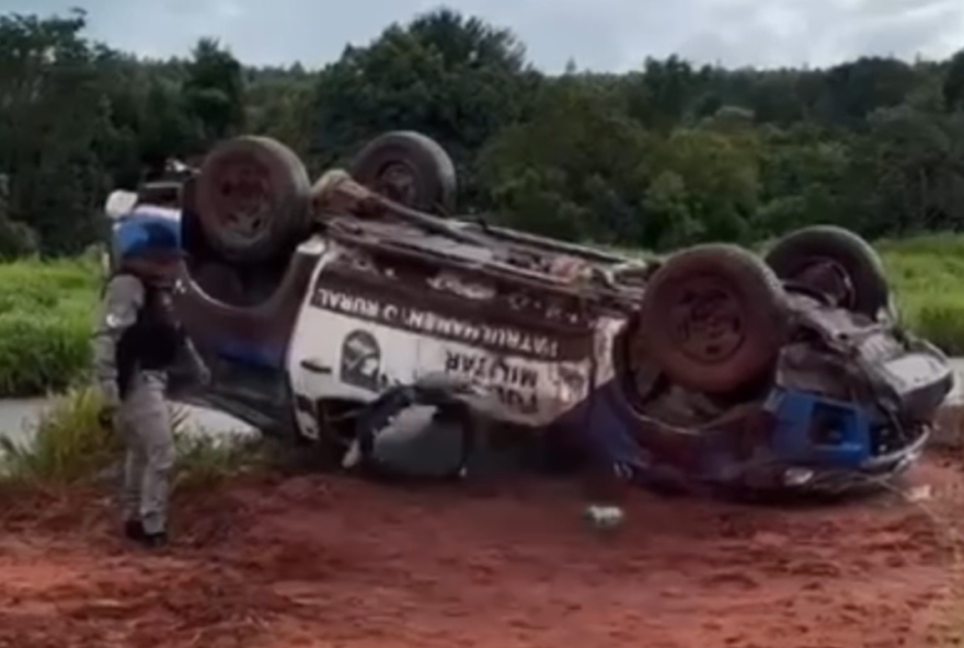 viatura-da-policia-militar-capota-na-br-060-entre-rio-verde-e-jatai viatura-da-policia-militar-capota-na-br-060-entre-rio-verde-e-jatai