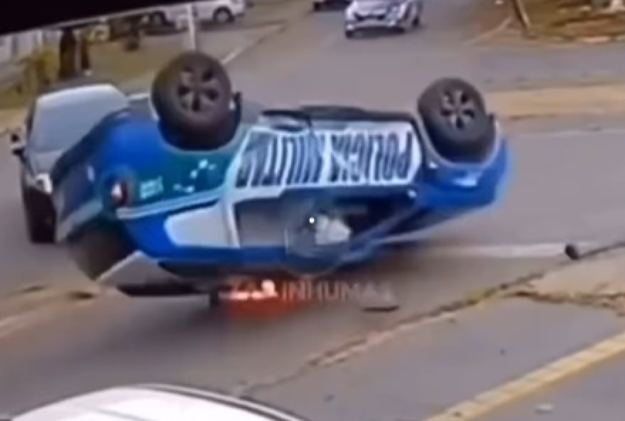 viatura-da-policia-militar-tomba-apos-acidente-em-rotatoria-de-goiania